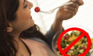 What pregnant women should not eat